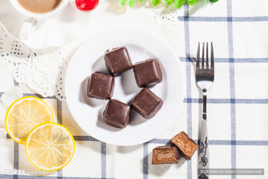 美味巧克力摆放在精致盘中