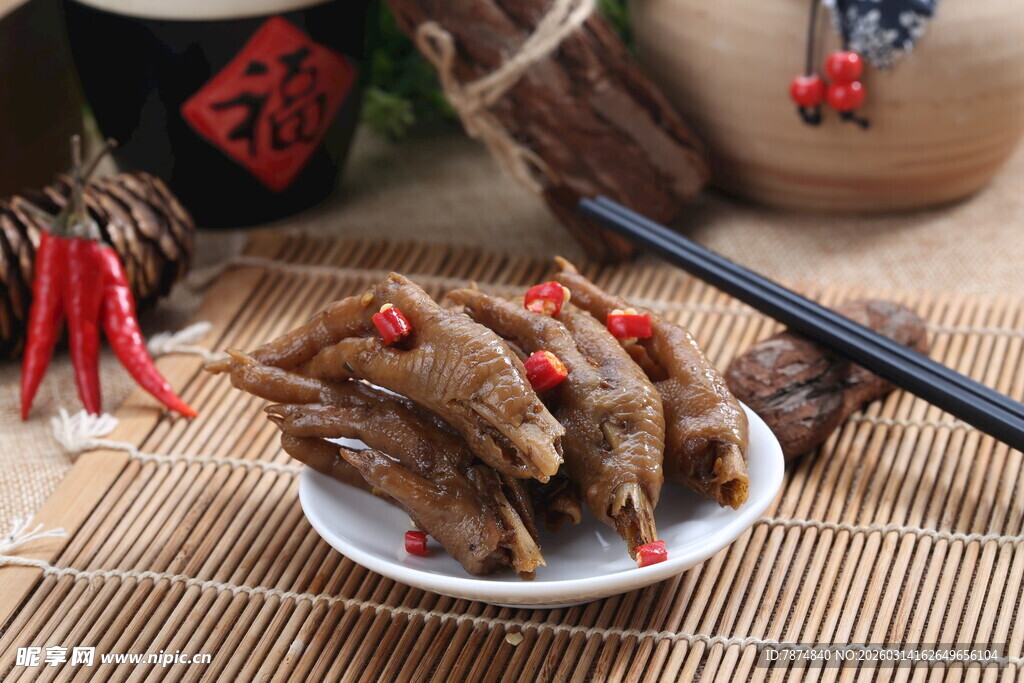 香辣鸭掌摆于竹席之上