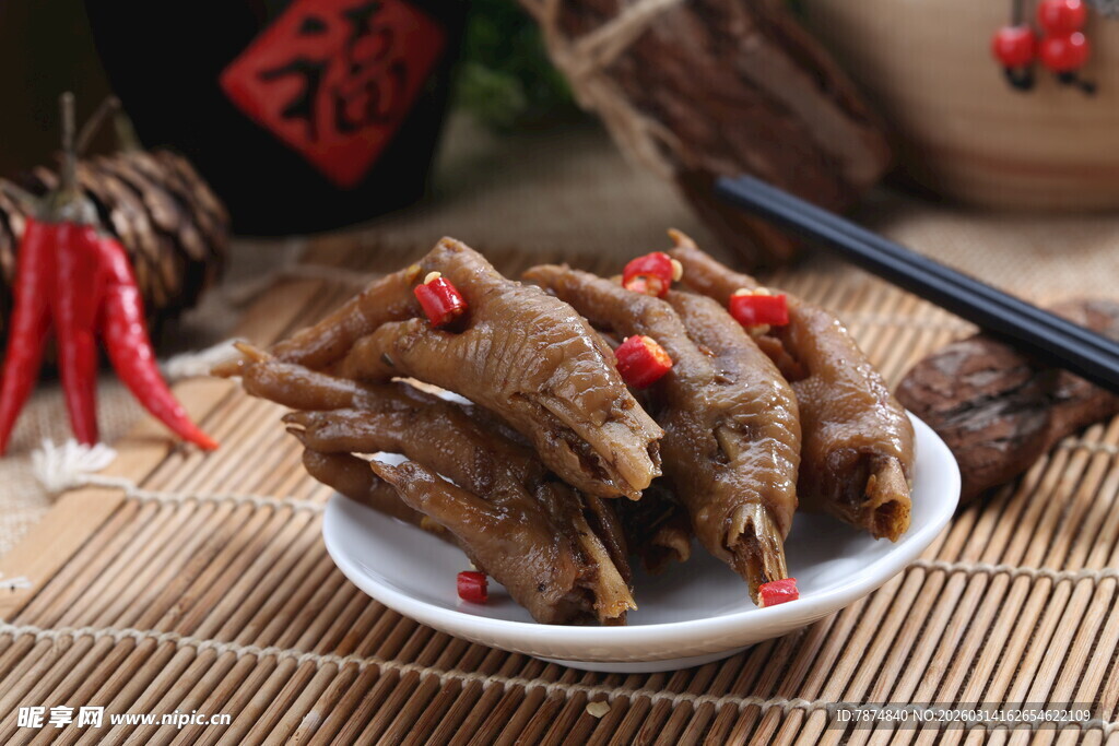 美味卤鸭掌摆放在餐盘中