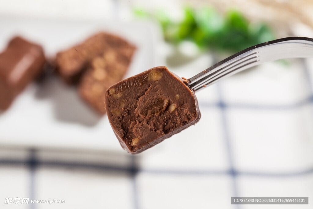 叉子上的美味巧克力块