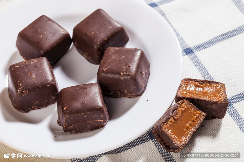 美味巧克力糖果摆放在盘上