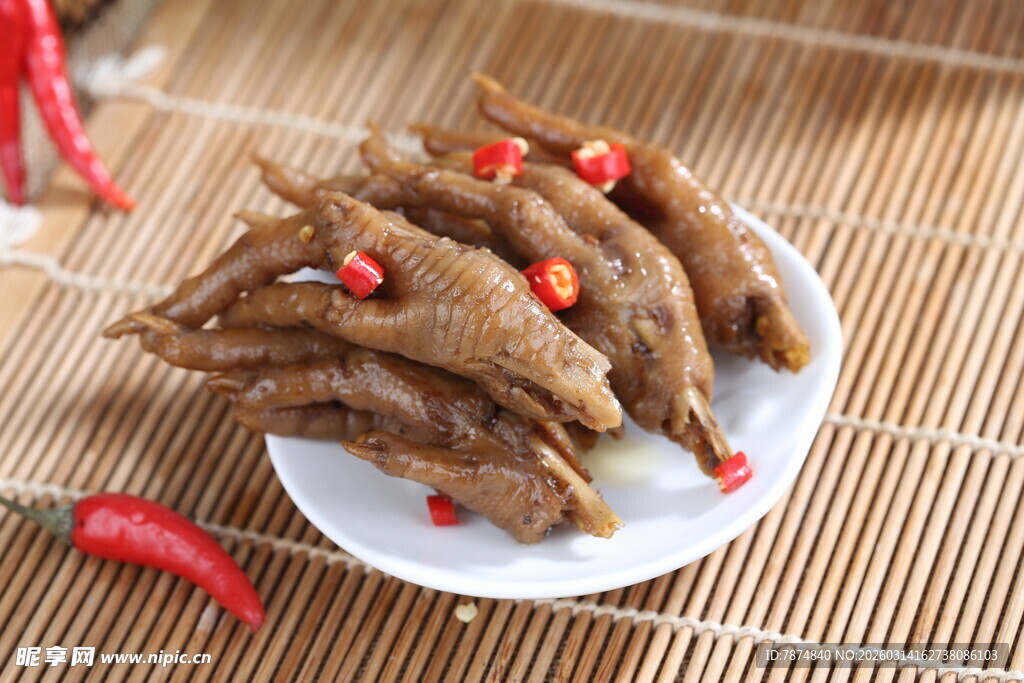 香辣鸭舌摆于白盘之上