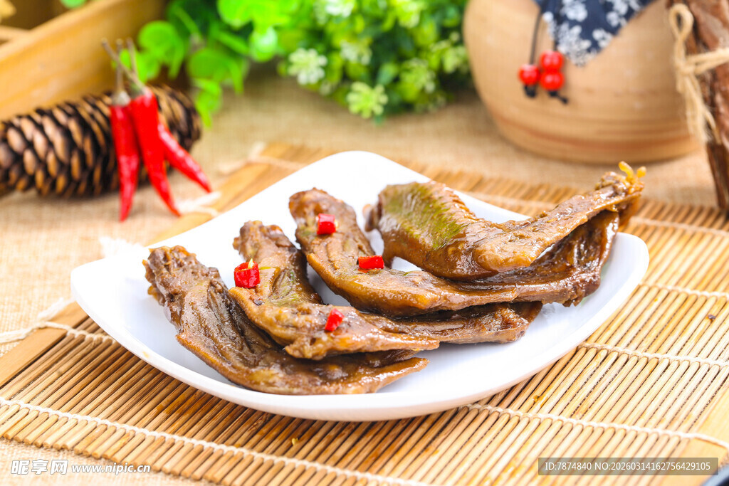 香辣美味鸭头摆盘中