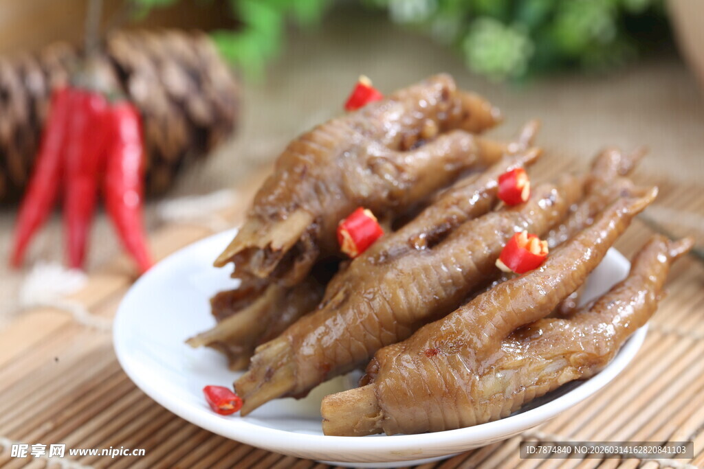 香辣凤爪摆盘中