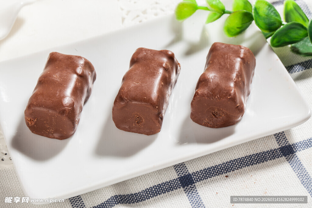 三块巧克力糕点摆放在盘上