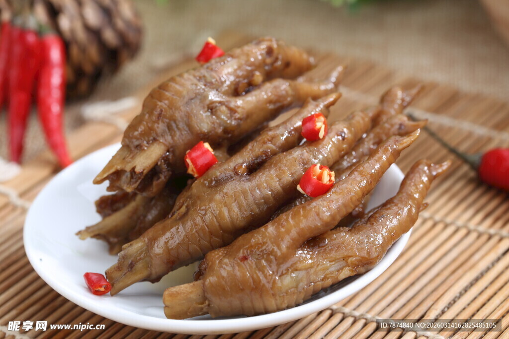 香辣凤爪摆于盘中