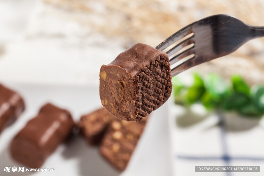 叉子上的美味巧克力