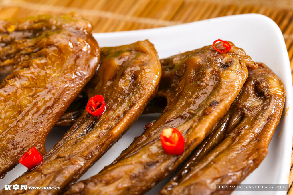 香辣卤鸭翅摆于白盘