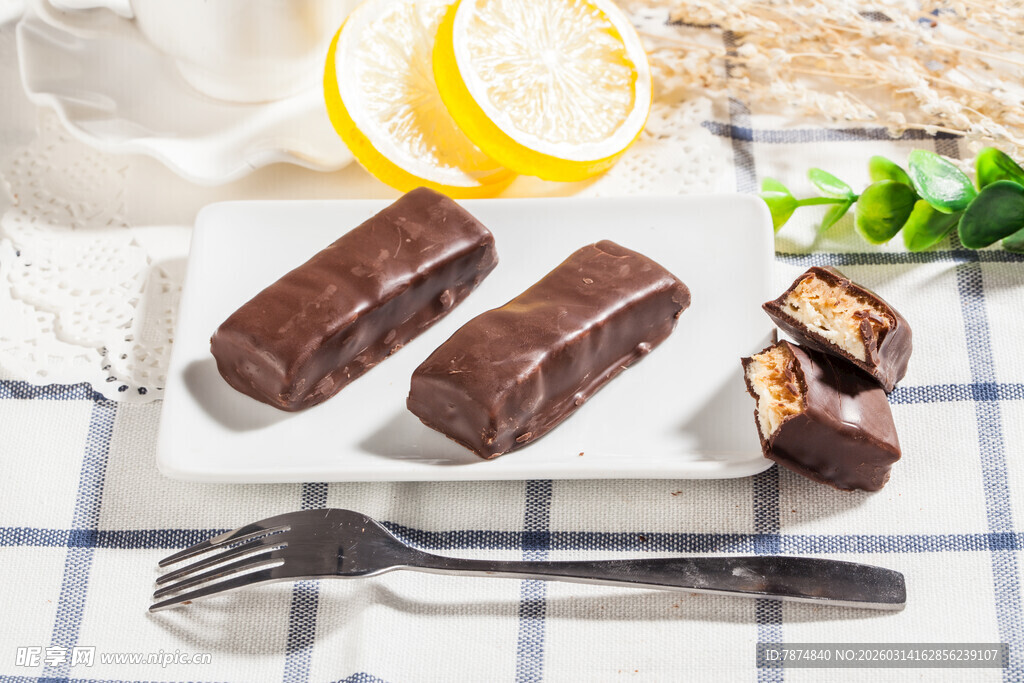 美味巧克力糕点搭配柠檬