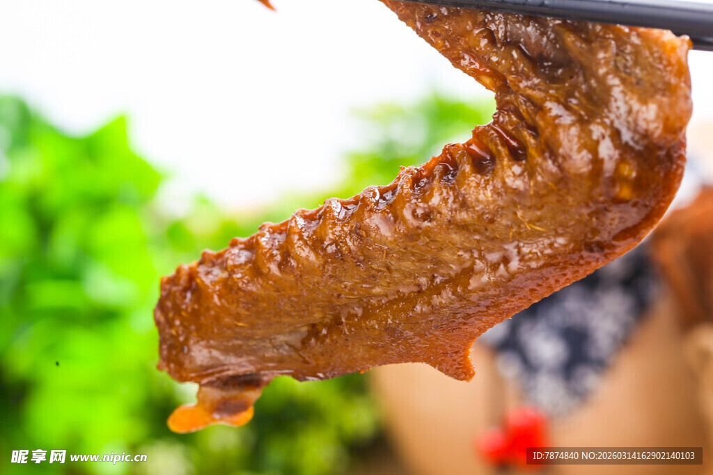 筷子夹起美味卤猪大肠