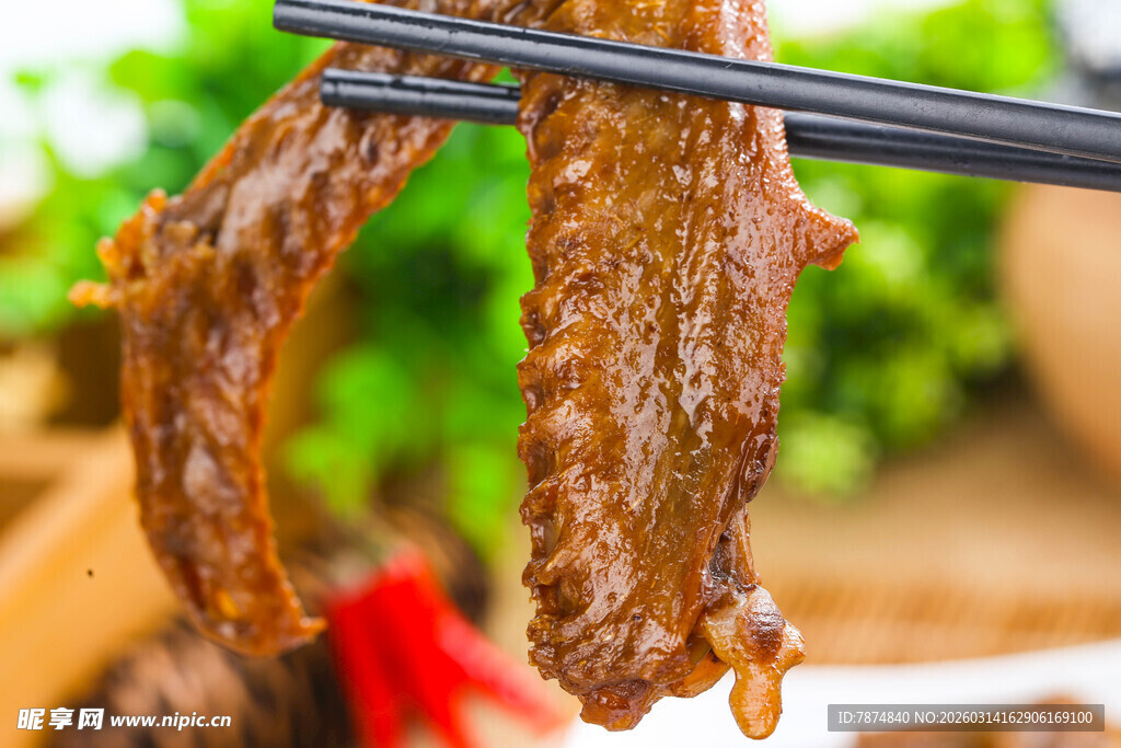 美味卤牛肉 筷子夹起瞬间