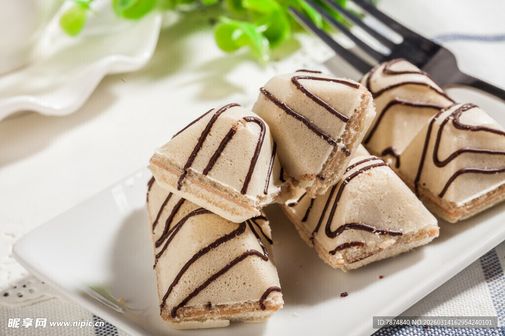 巧克力淋面三角蛋糕