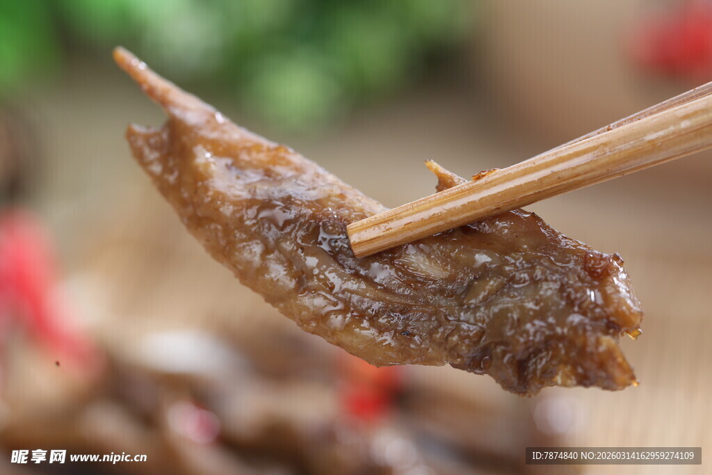 筷子夹起的美味卤牛肉