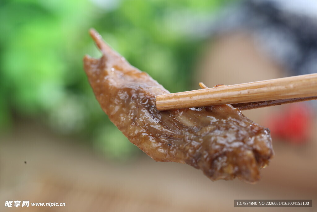 筷子夹起的美味酱卤食材