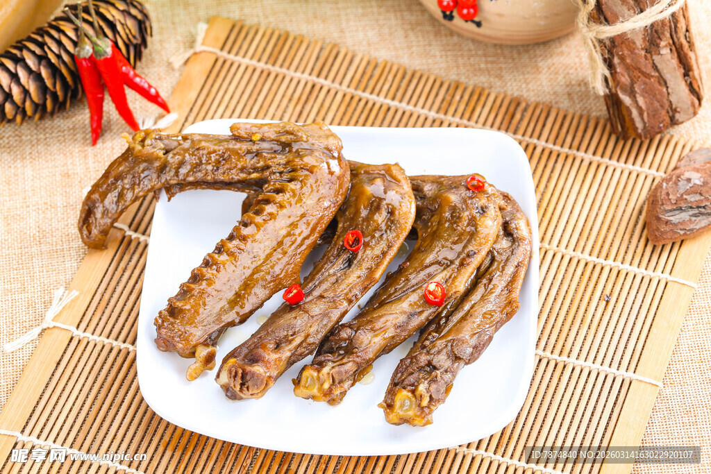 美味卤鸭翅摆于盘中