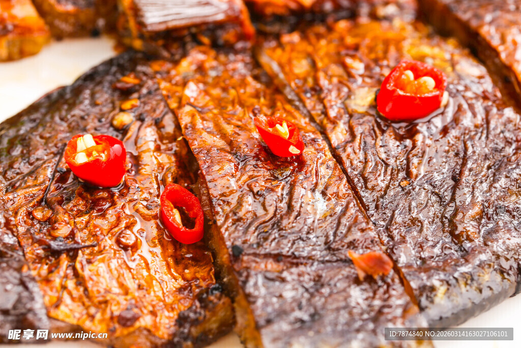 香烤多春鱼 点缀红椒诱人