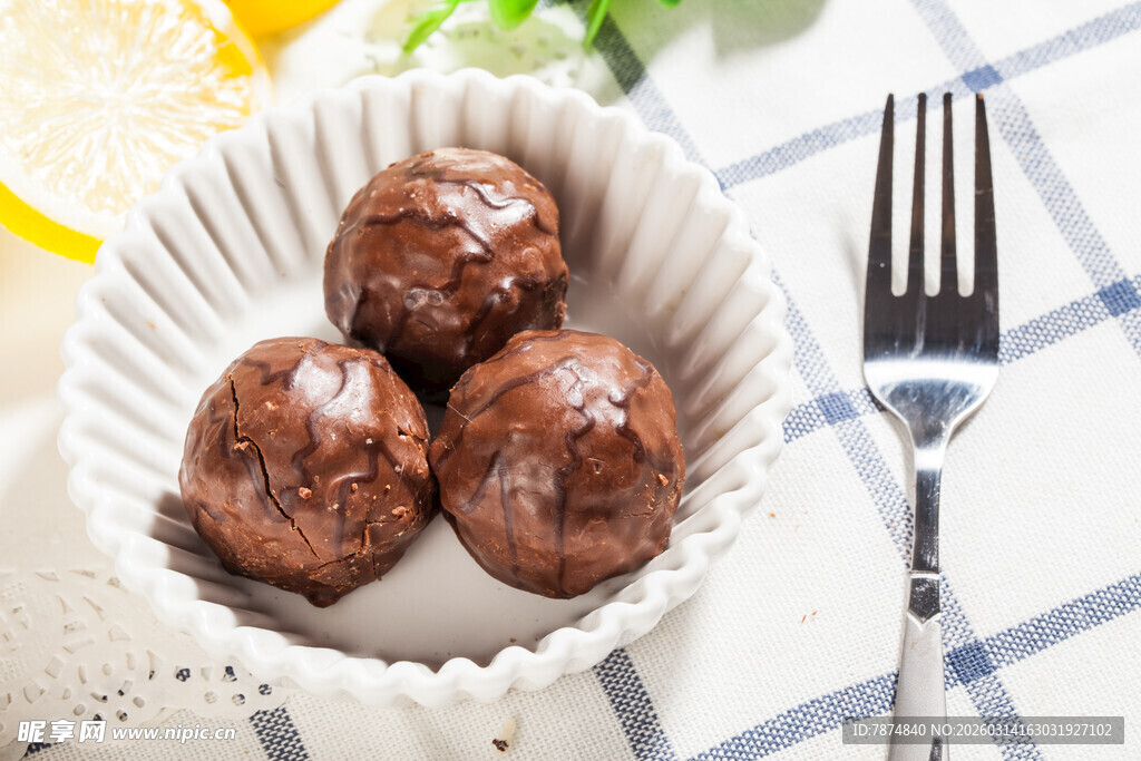 巧克力球置于白色碗中