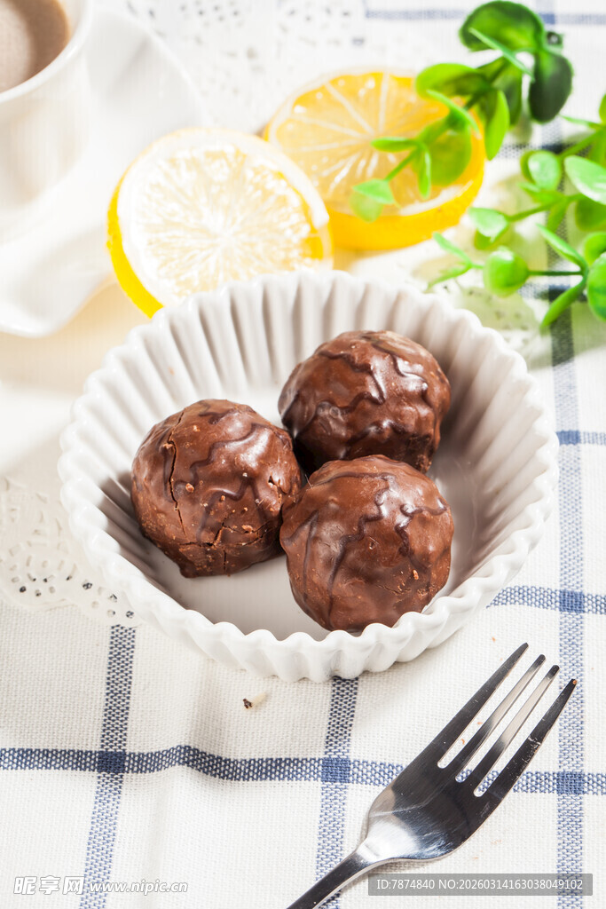 美味巧克力球摆于精致碗中