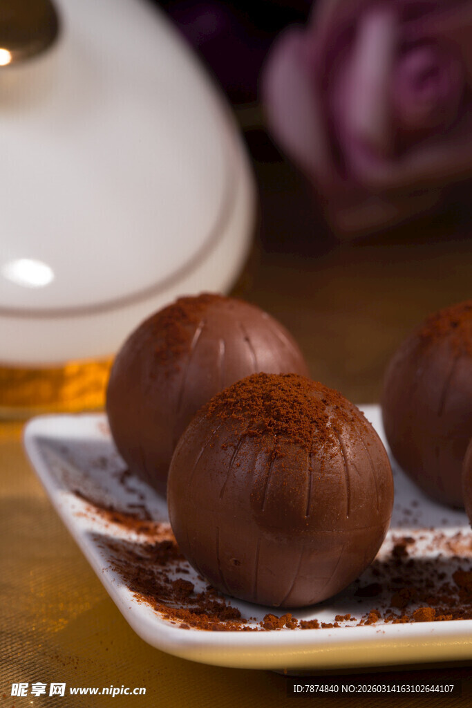 巧克力球摆于精致盘中