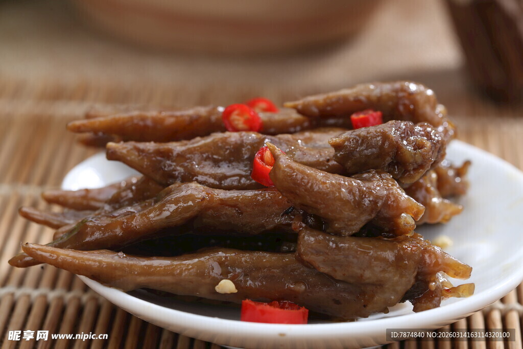 香辣凤爪摆于白盘