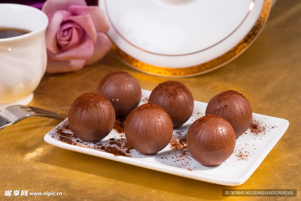 美味巧克力球摆于盘中