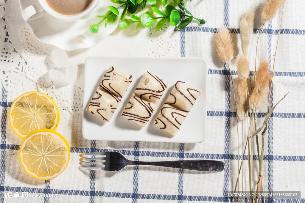 美味柠檬夹心糕点摆盘