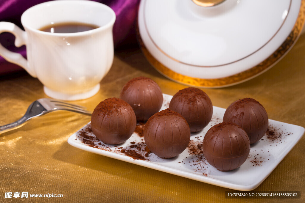 美味巧克力球配咖啡
