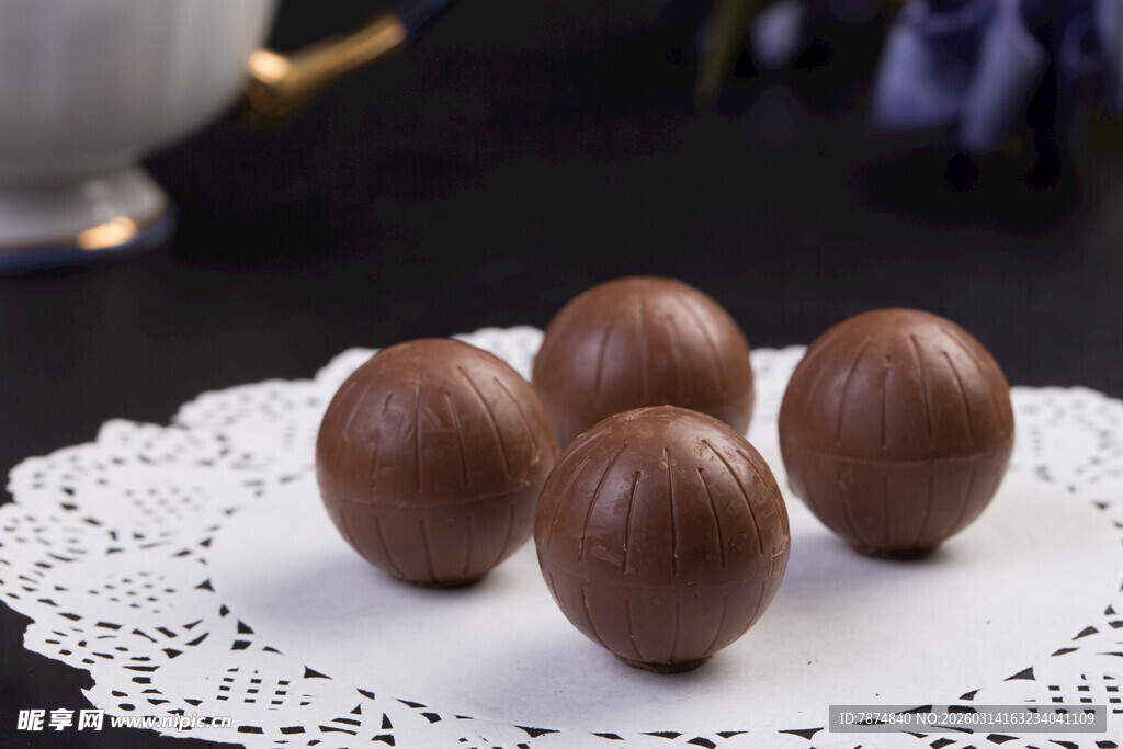 美味巧克力球摆于蕾丝垫上