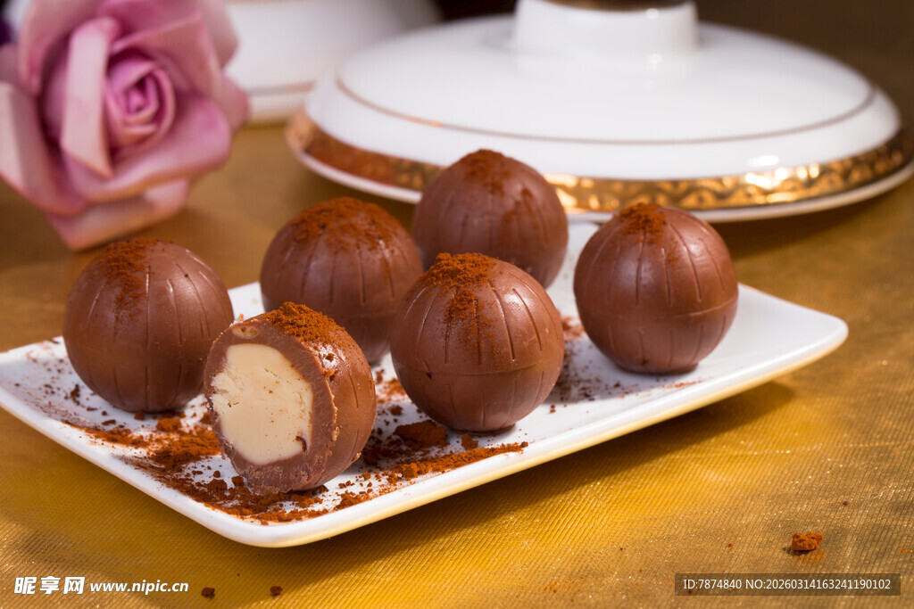 美味巧克力夹心球甜点