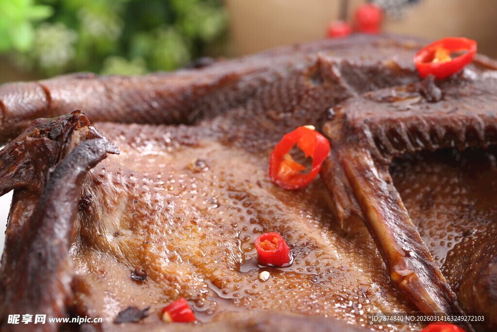 卤味鸭架配红椒点缀