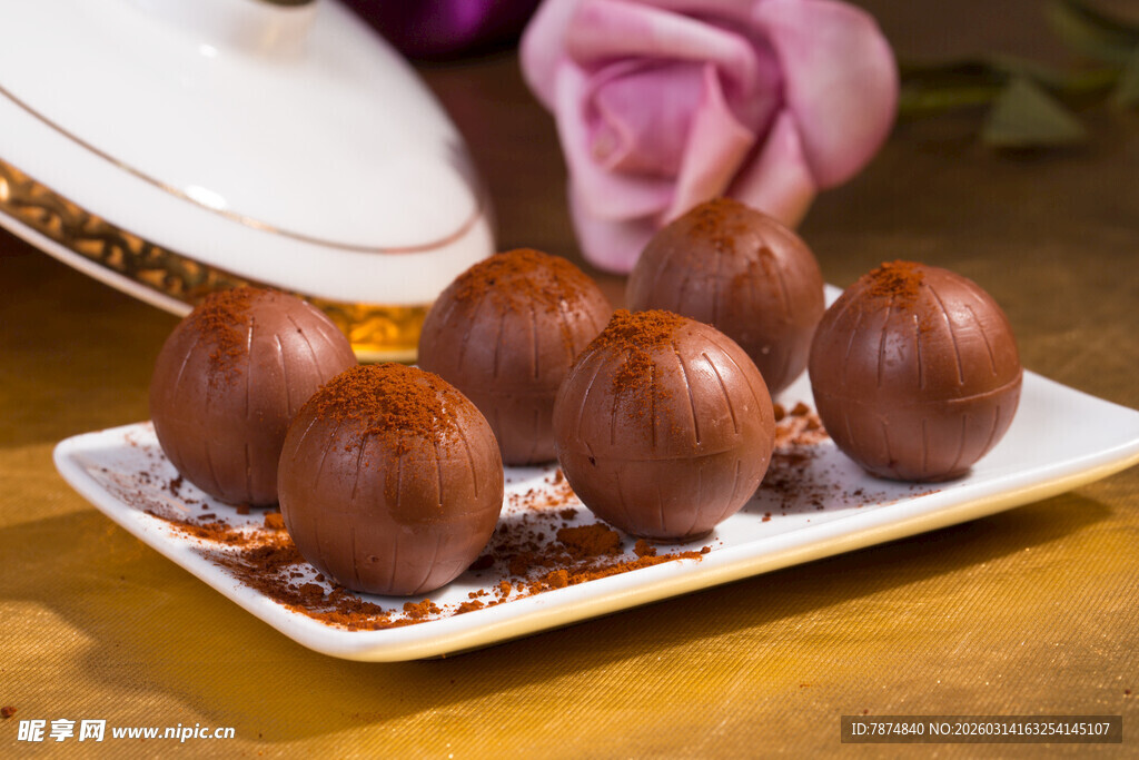 美味巧克力球摆于盘中