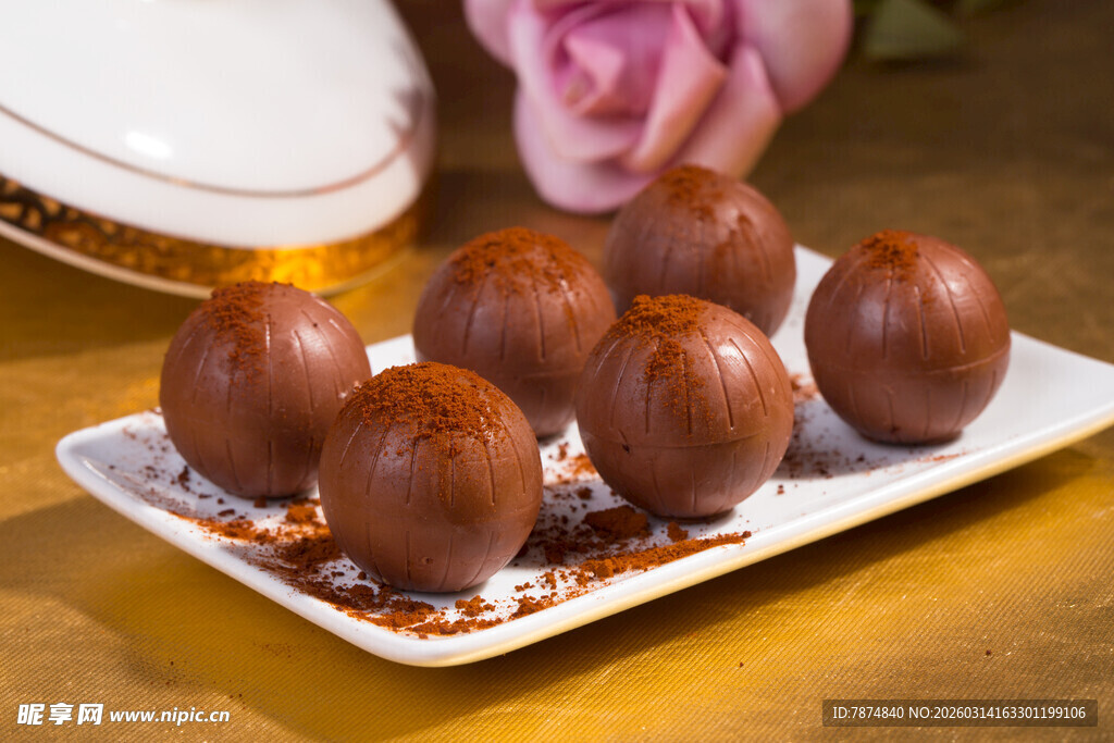 美味巧克力球摆于白盘上