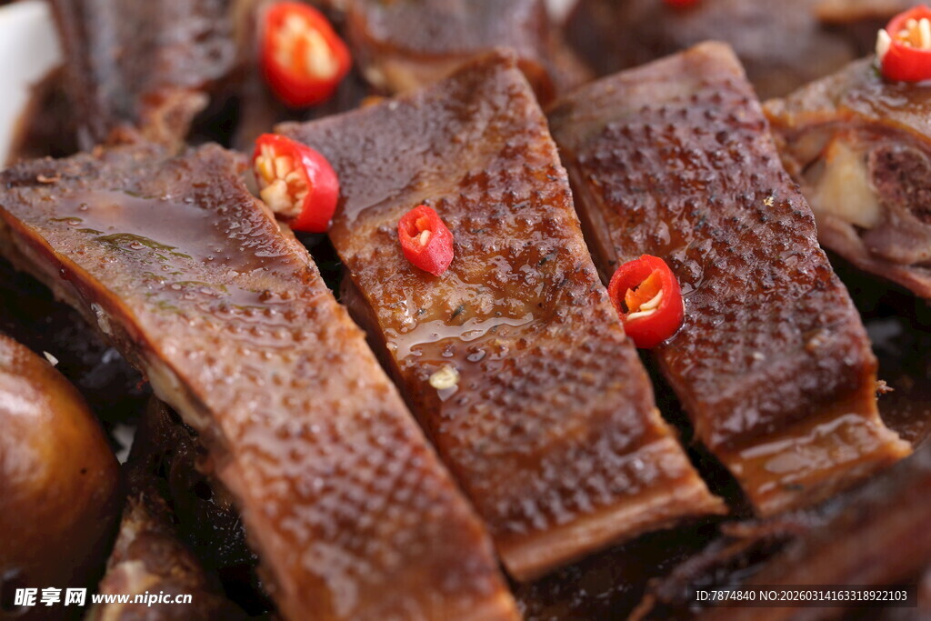 香辣卤味鸭翅诱人色泽