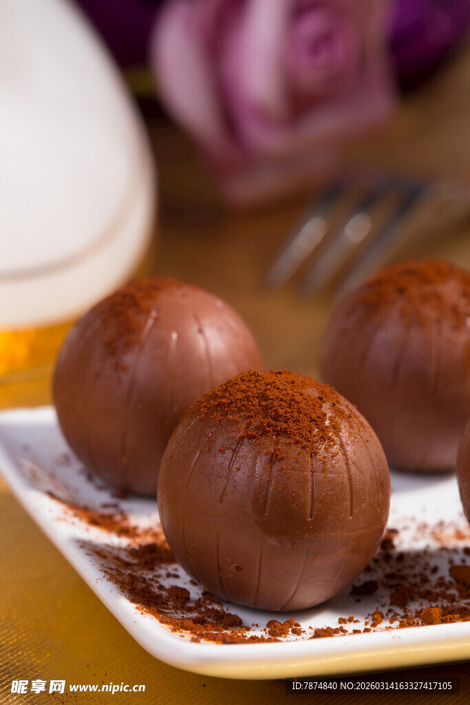 美味巧克力球摆放在盘中