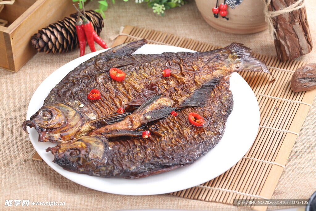 香煎烤鱼配红椒 美味诱人