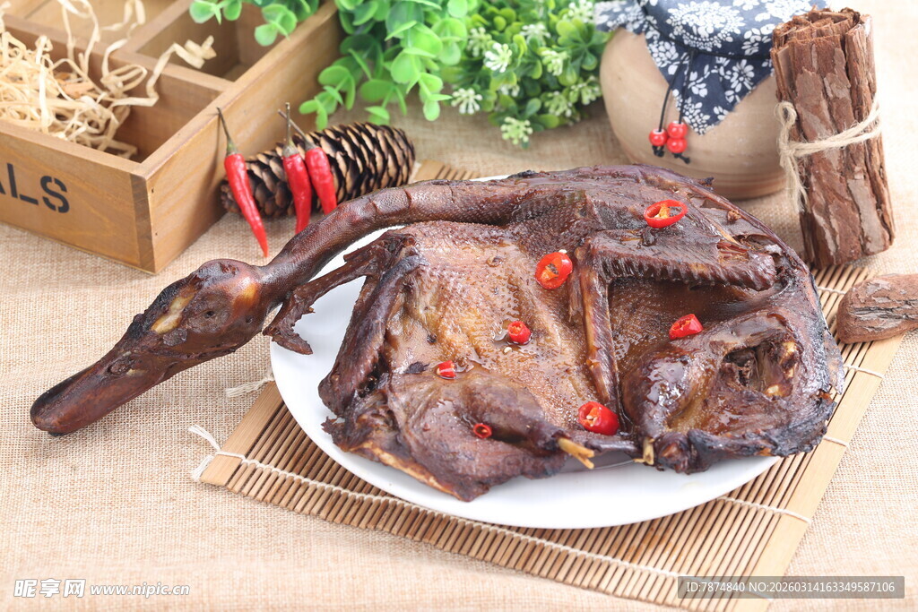 美味卤鸭摆放在精致盘中