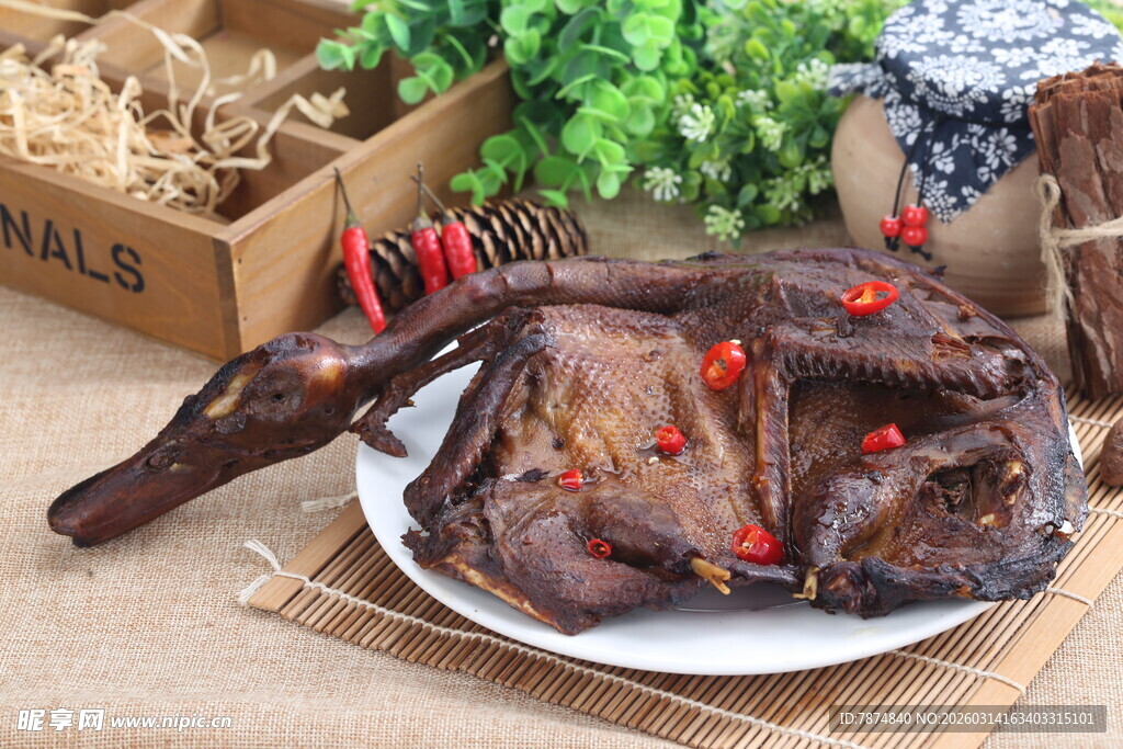 美味卤制鸭头摆于盘中