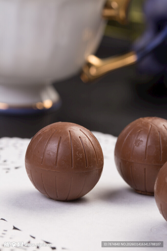 三颗棕色球形巧克力