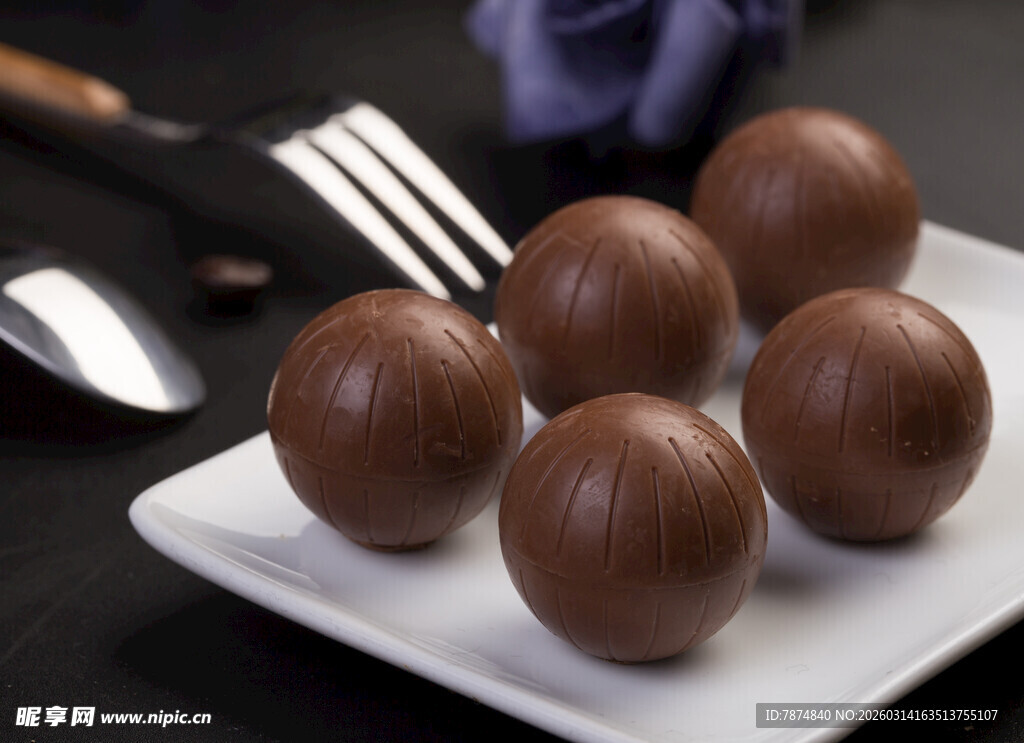美味巧克力球摆于白盘