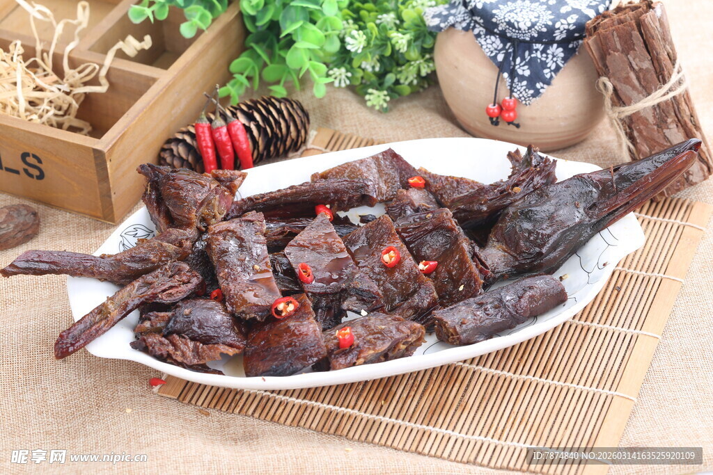 香辣卤味鸭货摆放在盘中