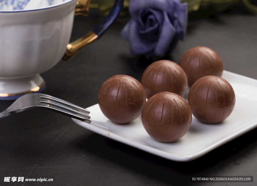美味巧克力球摆于盘中