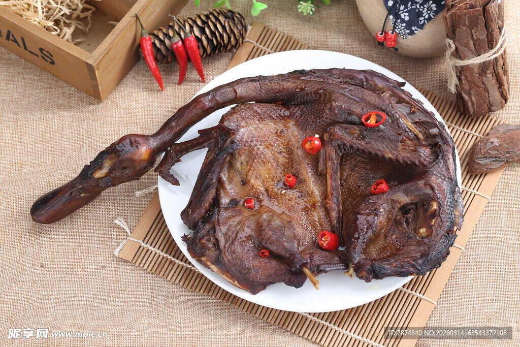 美味卤鸭头摆于盘中