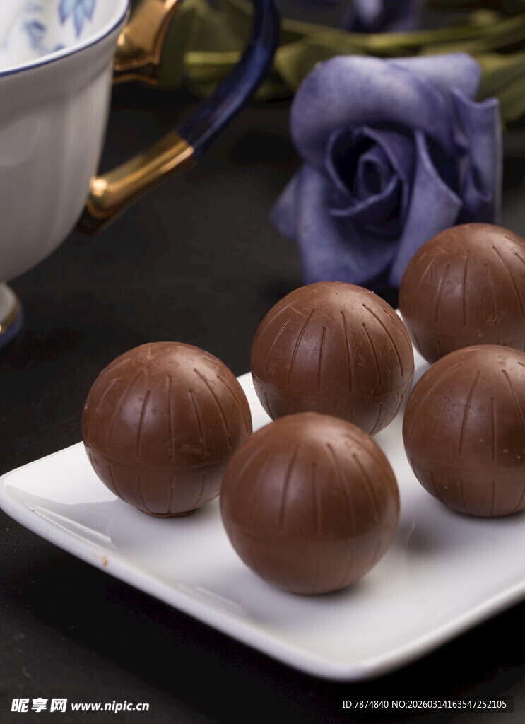 精致巧克力球与优雅茶具