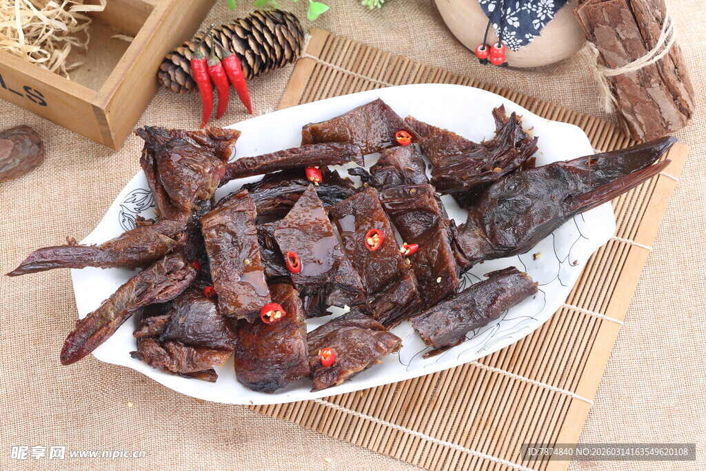 美味卤鸭货摆于盘中