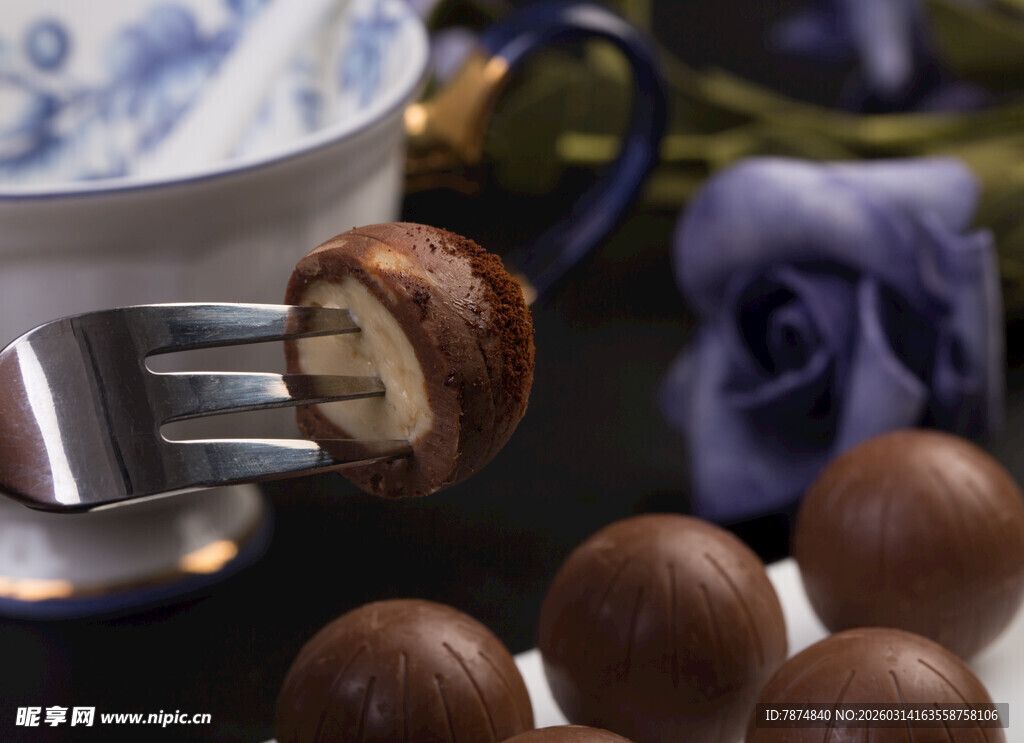 叉子上的美味巧克力球