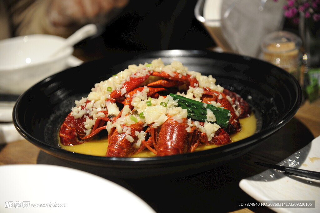 美味蒜蓉小龙虾上桌啦