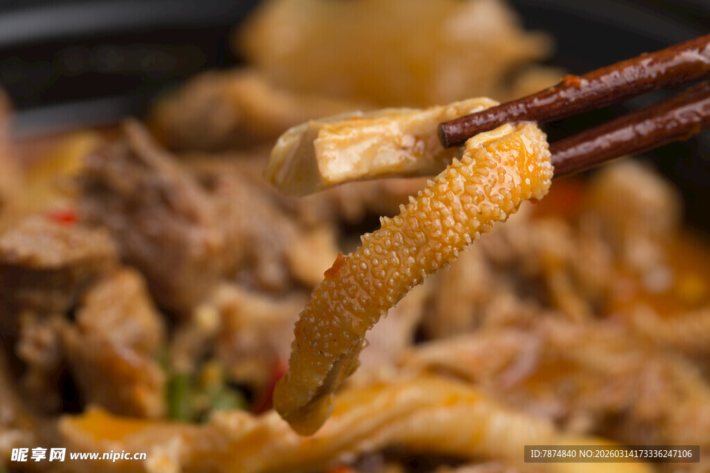 美味牛肚被筷子夹起