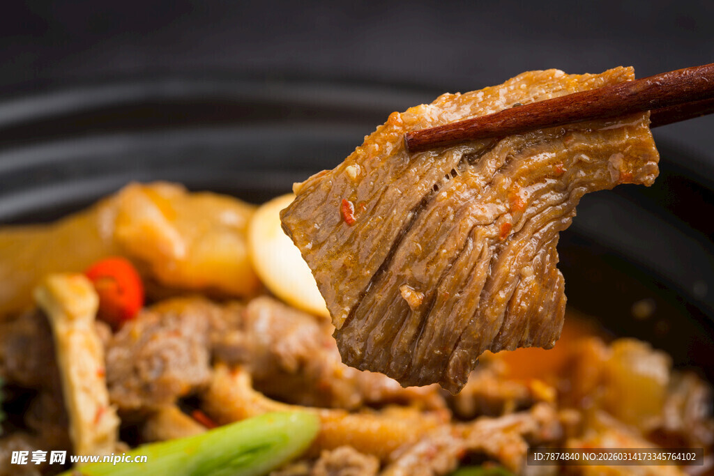 筷子夹起鲜嫩牛肉美食