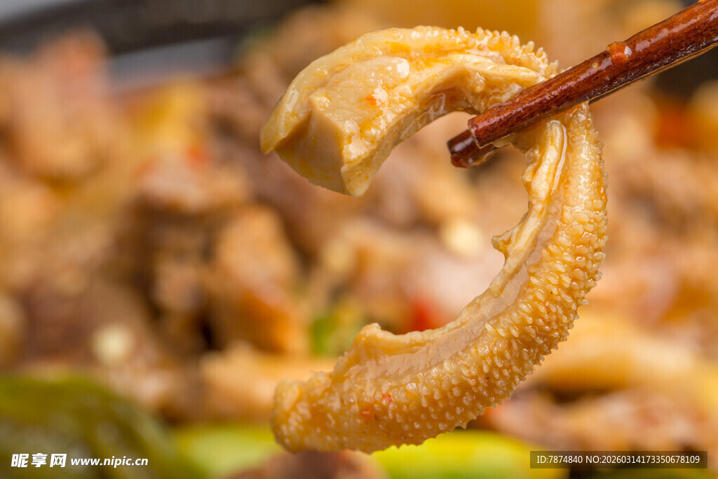 筷子夹起的美味特色食材