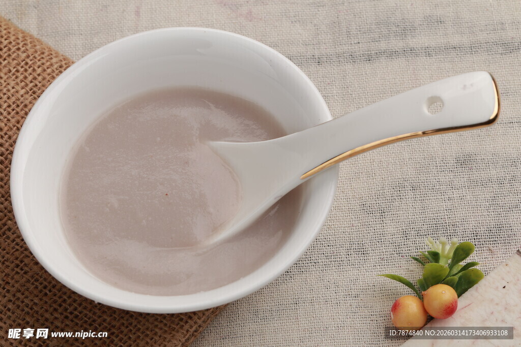 一碗淡粉色粥配精致小勺